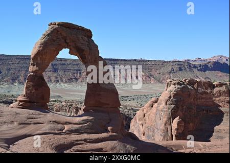 Delicate Arch im Arches National Park in der Nähe von Moab, Utah bei klarem Sommerlicht am frühen Morgen. Stockfoto