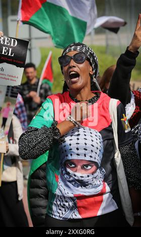 Blackburn, England, Großbritannien. August 2024. Während der Demonstration vor den Haupttoren der BAE Systems-Einrichtung ruft eine Demonstrantin rufe und knallt sie auf die Brust. Demonstranten beschuldigen BAE Systems, am Völkermord in Gaza beteiligt zu sein, indem sie Teile für die F-35-Kampfflugzeuge in ihrer Anlage in Samlesbury herstellen, die beim Luftangriff auf Gaza und den Jemen eingesetzt wurden. Seit dem 10/24 wurden über 5000 Luftangriffe auf Gaza gerichtet, bei denen Tausende von Zivilisten getötet wurden, darunter 16.500 Kinder. Quelle: ZUMA Press, Inc./Alamy Live News Stockfoto