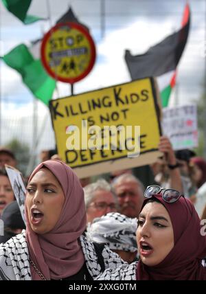 Blackburn, England, Großbritannien. August 2024. Demonstranten schreien und singen während der Demonstration vor den Haupttoren der BAE Systems Anlage. Demonstranten beschuldigen BAE Systems, am Völkermord in Gaza beteiligt zu sein, indem sie Teile für die F-35-Kampfflugzeuge in ihrer Anlage in Samlesbury herstellen, die beim Luftangriff auf Gaza und den Jemen eingesetzt wurden. Seit dem 10/24 wurden über 5000 Luftangriffe auf Gaza gerichtet, bei denen Tausende von Zivilisten getötet wurden, darunter 16.500 Kinder. Quelle: ZUMA Press, Inc./Alamy Live News Stockfoto