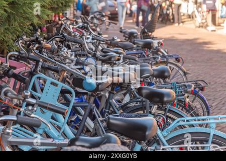 Geparkte Fahrräder auf der Straße des Feriendorfes Volendam, Niederlande Stockfoto