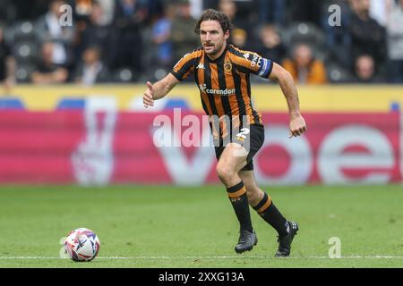 Rumpf, Großbritannien. August 2024. Lewis Coyle aus Hull City bricht mit dem Ball während des Sky Bet Championship Match Hull City gegen Millwall im MKM Stadium, Hull, Großbritannien, 24. August 2024 (Foto: Alfie Cosgrove/News Images) in Hull, Großbritannien am 24. August 2024. (Foto: Alfie Cosgrove/News Images/SIPA USA) Credit: SIPA USA/Alamy Live News Stockfoto