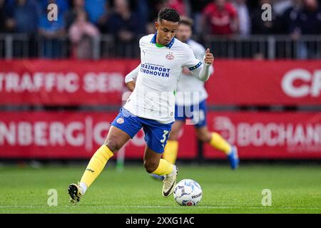 Almere, Niederlande. August 2024. ALMERE, NIEDERLANDE - 24. AUGUST: Frederik Oppegard von PSV Dribbles während des niederländischen Eredivisie-Spiels zwischen Almere City FC und PSV im Yanmar Stadion am 24. August 2024 in Almere, Niederlande. (Foto von Patrick Goosen/Orange Pictures) Credit: Orange Pics BV/Alamy Live News Stockfoto