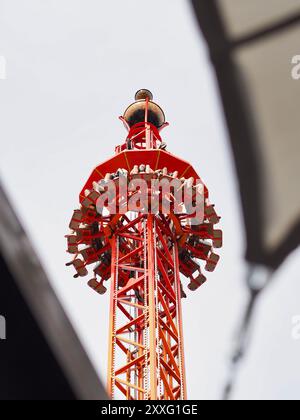 Energylandia, Polen - 23. August 2024: Menschen, die frei vom Turmreiten im Vergnügungspark fallen. Der Free Fall Tower im Vergnügungspark ist mit einem gefüllt Stockfoto