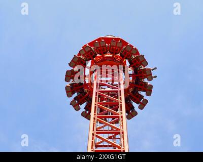 Menschen, die frei vom Turm fallen, fahren im Vergnügungspark. Der Free Fall Tower im Vergnügungspark ist voll mit einer großen Anzahl von Menschen, die ihre Zeit genießen Stockfoto