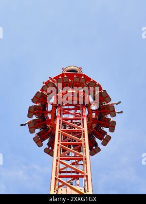 Menschen, die frei vom Turm fallen, fahren im Vergnügungspark. Der Free Fall Tower im Vergnügungspark ist voll mit einer großen Anzahl von Menschen, die ihre Zeit genießen Stockfoto