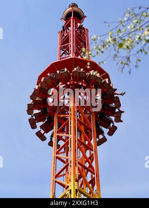 Energylandia, Polen - 23. August 2024: Menschen, die frei vom Turmreiten im Vergnügungspark fallen. Der Free Fall Tower im Vergnügungspark ist mit einem gefüllt Stockfoto