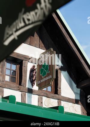 Energylandia, Polen - 23. August 2024: Hölzernes Café-Ladenschild mit grünem vierblättrigem Kleeblatt mit der Aufschrift Green Cafe Stockfoto