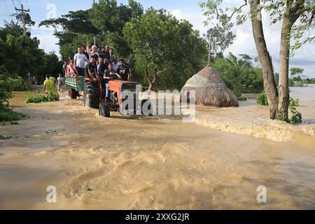 Dhaka, Bangladesch. August 2024. Menschen laufen in Hochwasser an der Straße nach einer weit verbreiteten Sturzflut im Bezirk Cumilla, Bangladesch, 24. August 2024. Laut Angaben des Ministeriums für Katastrophenmanagement und -Hilfe während einer Pressekonferenz im Sekretariat wurden die Überschwemmungen durch schwere Monsunregenfälle ausgelöst und haben seit Beginn der Woche mindestens 42 Menschen in Bangladesch und Indien getötet, viele davon durch Erdrutsche. Foto: Habibur Rahman/ABACAPRESS. COM Credit: Abaca Press/Alamy Live News Stockfoto