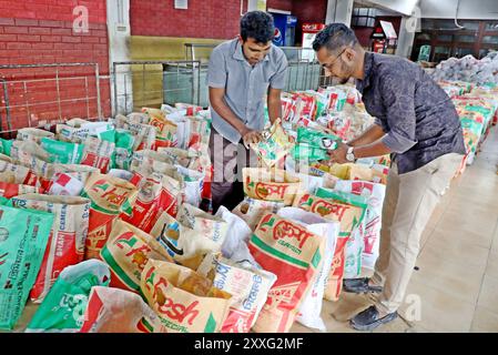 Dhaka, Bangladesch. August 2024. Mitglieder der Studentenbewegung sammeln Hilfsmaterial und Geld für die Opfer von Überschwemmungen an der Universität Dhaka, Teacher Students Center (TSC) in Dhaka, Bangladesch, 24. August 2024. Nach Angaben des Katastrophenmanagements und des Hilfsministeriums wurden mindestens 13 Todesfälle von Comilla, Feni, Brahmanbaria und Ramu auf dem Cox's Bazar aufgrund der Überschwemmungen über einen Zeitraum von drei Tagen gemeldet. Foto: Habibur Rahman/ABACAPRESS. COM Credit: Abaca Press/Alamy Live News Stockfoto