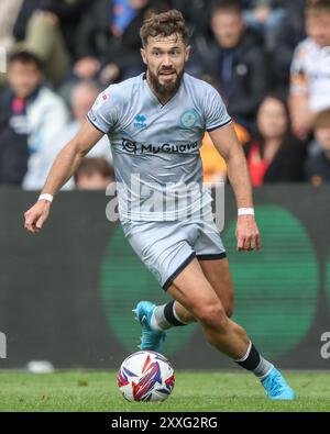 Rumpf, Großbritannien. August 2024. Tom Bradshaw von Millwall bricht mit dem Ball während des Sky Bet Championship Match Hull City gegen Millwall im MKM Stadium, Hull, Großbritannien, 24. August 2024 (Foto: Alfie Cosgrove/News Images) in Hull, Großbritannien am 24. August 2024. (Foto: Alfie Cosgrove/News Images/SIPA USA) Credit: SIPA USA/Alamy Live News Stockfoto