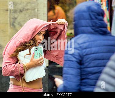 Glasgow, Schottland, Großbritannien. August 2024. Wetter in Großbritannien: Nass im Stadtzentrum nach dem Sturm sah die Einheimischen und Touristen wieder belebt. Credit Gerard Ferry/Alamy Live News Stockfoto