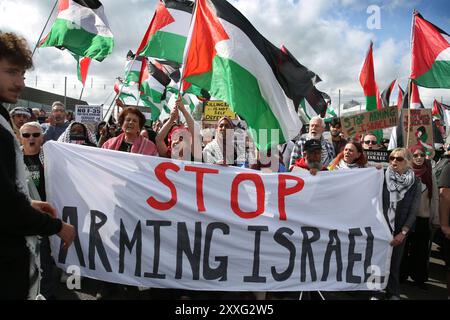 Blackburn, England, Großbritannien. August 2024. Die Demonstranten rufen und singen hinter einem Banner mit der Aufschrift „stoppt die Bewaffnung Israels“ während der Demonstration vor den Haupttoren der BAE Systems-Einrichtung. Demonstranten beschuldigen BAE Systems, am Völkermord in Gaza beteiligt zu sein, indem sie Teile für die F-35-Kampfflugzeuge in ihrer Anlage in Samlesbury herstellen, die beim Luftangriff auf Gaza und den Jemen eingesetzt wurden. Kreditbild: © Martin Pope/ZUMA Press Wire) NUR REDAKTIONELLE VERWENDUNG! Nicht für kommerzielle ZWECKE! Stockfoto