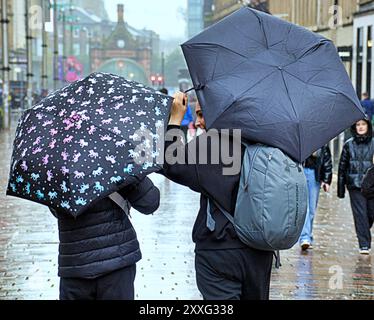 Glasgow, Schottland, Großbritannien. August 2024. Wetter in Großbritannien: Nass im Stadtzentrum nach dem Sturm sah die Einheimischen und Touristen wieder belebt. Credit Gerard Ferry/Alamy Live News Stockfoto