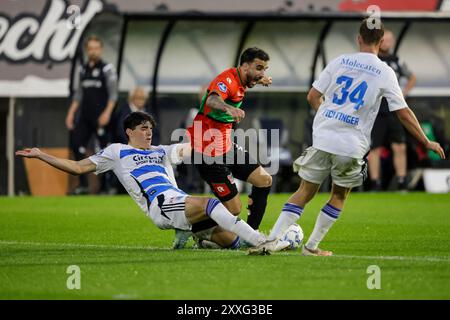 Nijmegen, Niederlande. August 2024. NIJMEGEN, NIEDERLANDE - 24. AUGUST: Anselmo Garcia MacNulty of PEC Zwolle und Roberto Gonz?lez von NEC kämpfen um Besitz während eines niederländischen Eredivisie-Spiels zwischen NEC Nijmegen und PEC Zwolle im Stadion de Goffert am 24. August 2024 in Nijmegen, Niederlande. (Foto: Broer van den Boom/Orange Pictures) Credit: dpa/Alamy Live News Stockfoto