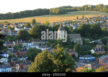 Stroud, Großbritannien, August 2024. Wetter in Großbritannien. Ein schöner, stiller Sommerabend in Stroud mit Blick auf Hawkwood, Gloucestershire. Stockfoto