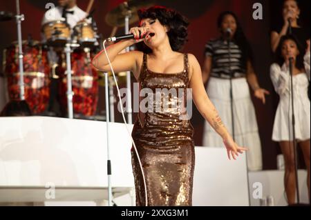 Reading, Berkshire, Großbritannien. August 2024. RAYE stiehlt die Show mit einem majestätischen Auftritt beim Reading Festival. Cristina Massei/Alamy Live News Stockfoto