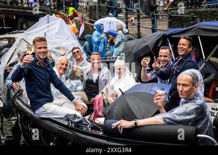 AMSTERDAM - Publikum während der 42. Ausgabe des jährlichen Prinsengracht-Konzerts. Das klassische Open-Air-Konzert findet seit 1981 auf einer schwimmenden Bühne im Kanal vor dem Hotel Pulitzer statt. ANP DINGENA MOL niederlande Out - belgien Out Stockfoto