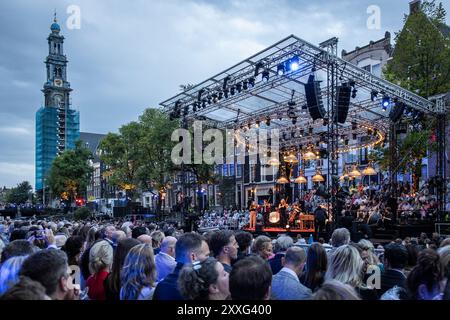 AMSTERDAM - Publikum während der 42. Ausgabe des jährlichen Prinsengracht-Konzerts. Das klassische Open-Air-Konzert findet seit 1981 auf einer schwimmenden Bühne im Kanal vor dem Hotel Pulitzer statt. ANP DINGENA MOL niederlande Out - belgien Out Stockfoto