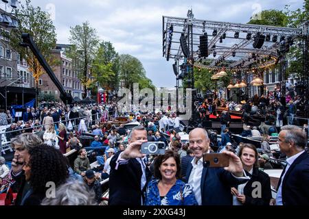 AMSTERDAM - Publikum während der 42. Ausgabe des jährlichen Prinsengracht-Konzerts. Das klassische Open-Air-Konzert findet seit 1981 auf einer schwimmenden Bühne im Kanal vor dem Hotel Pulitzer statt. ANP DINGENA MOL niederlande Out - belgien Out Stockfoto