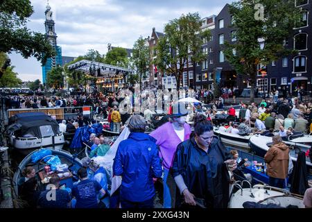 AMSTERDAM - Publikum während der 42. Ausgabe des jährlichen Prinsengracht-Konzerts. Das klassische Open-Air-Konzert findet seit 1981 auf einer schwimmenden Bühne im Kanal vor dem Hotel Pulitzer statt. ANP DINGENA MOL niederlande Out - belgien Out Stockfoto