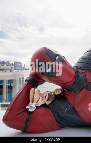 Hongkong, China. August 2024. Ein Kind posiert für ein Foto mit der 8 Meter langen Installation von Marvel's Deadpool Charakter, die für den neuen Film „Deadpool & Wolverine“, der unter Disney in Hongkong veröffentlicht wurde, eingerichtet wurde. (Credit Image: © Miguel Candela/SOPA Images via ZUMA Press Wire) NUR REDAKTIONELLE VERWENDUNG! Nicht für kommerzielle ZWECKE! Stockfoto