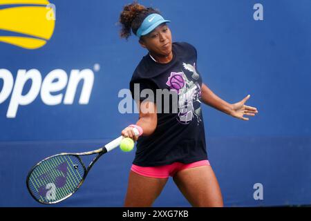 New York City, Usa. August 2024. Flushing Meadows, New York - 24. August 2024: Naomi Osaka während eines Trainings im Billie Jean King National Tennis Center in Flushing Meadows, New York, in Vorbereitung auf die nächste Woche stattfindende U.S. Open Credit: Adam Stoltman/Alamy Live News Stockfoto