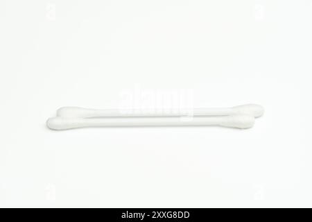 Wattestäbchen aus Kunststoff auf weißem Hintergrund Stockfoto