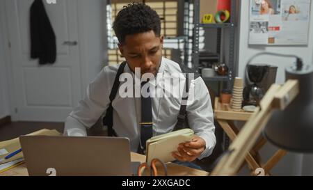 Ein afroamerikanischer Mann untersucht Dokumente auf einer Polizeistation, typisiert einen intensiven Detektiv bei der Arbeit in einem Büro. Stockfoto