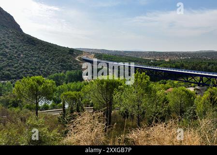 Viadukt über den Fluss Guadiana in La Siberia Extremeña auf der Höhe des Stausees García de Sola an der Nationalstraße 430 Stockfoto