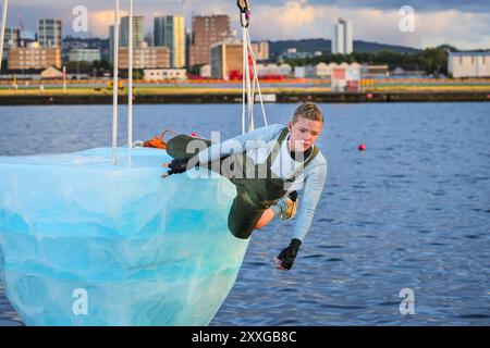 London, UK, 24. August 2024. Dritter Auftritt, Darsteller: Anna. THAW ist die europäische Premiere einer Aufführung der australischen Theatergruppe Legs on the Wall als Reaktion auf die verheerenden Buschbrände von 2019/20 und den globalen Klimawandel. Die Performance, die auf dem Docklands Campus der University of East London stattfindet, bringt die Zuschauer mit einer Performance von über 8 Stunden mit dem dringenden Bedarf an globalen Klimaschutzmaßnahmen konfrontiert und sieht einen Darsteller auf einem riesigen, 2,5 Tonnen schweren Eisblock, der an einem hohen Kran hängt. Quelle: Imageplotter/Alamy Live News Stockfoto