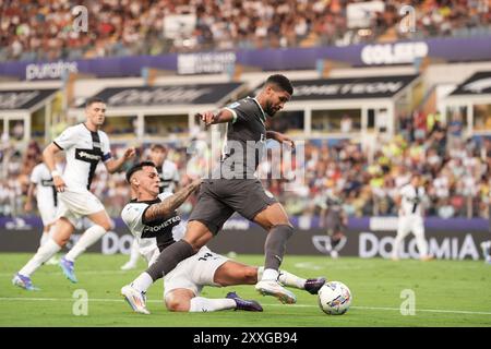 Parma, Italien. August 2024. Mailand Ruben Loftus-Cheek kämpft mit Parmas Emanuele Valeri während des Spiels der Serie A Enilive 2024/2025 zwischen Parma und Mailand - Serie A Enilive im Ennio Tardini Stadion - Sport, Fußball - Parma, Italien - Samstag, 24. August 2024 (Foto: Massimo Paolone/LaPresse) Credit: LaPresse/Alamy Live News Stockfoto