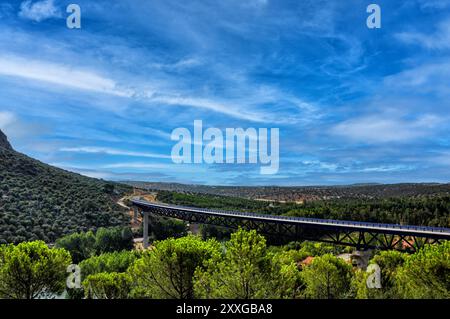 Viadukt über den Fluss Guadiana in La Siberia Extremeña auf der Höhe des Stausees García de Sola an der Nationalstraße 430 Stockfoto