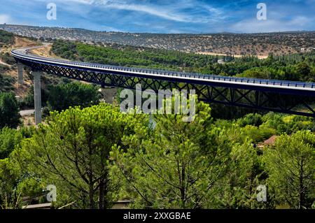 Viadukt über den Fluss Guadiana in La Siberia Extremeña auf der Höhe des Stausees García de Sola an der Nationalstraße 430 Stockfoto