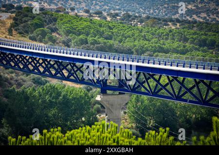 Viadukt über den Fluss Guadiana in La Siberia Extremeña auf der Höhe des Stausees García de Sola an der Nationalstraße 430 Stockfoto