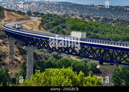 Viadukt über den Fluss Guadiana in La Siberia Extremeña auf der Höhe des Stausees García de Sola an der Nationalstraße 430 Stockfoto