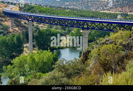 Viadukt über den Fluss Guadiana in La Siberia Extremeña auf der Höhe des Stausees García de Sola an der Nationalstraße 430 Stockfoto