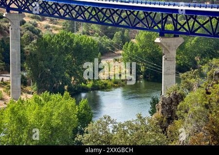 Viadukt über den Fluss Guadiana in La Siberia Extremeña auf der Höhe des Stausees García de Sola an der Nationalstraße 430 Stockfoto