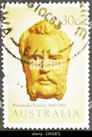 Gestempelte Briefmarke, gedruckt von Australien, die Porträt von Alexander Forrest zeigt, um 1983. Stockfoto