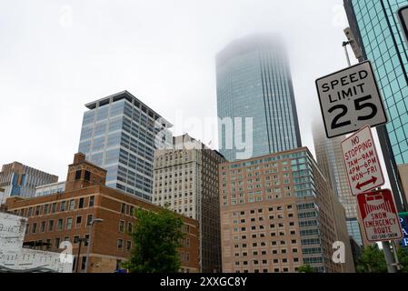 Minneapolis, Minnesota - USA - 15. August 2024: Skyline der Innenstadt von Minneapolis an einem regnerischen Morgen. Stockfoto