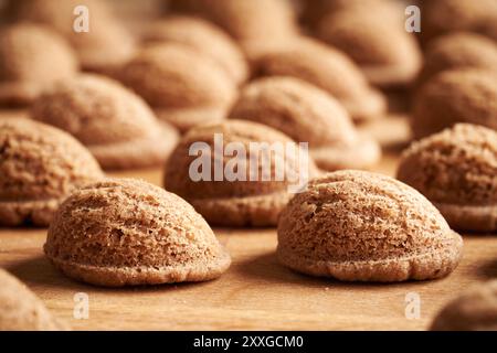 Nahaufnahme von frisch gebackenen, nussförmigen, hausgemachten Weihnachtskeksen Stockfoto