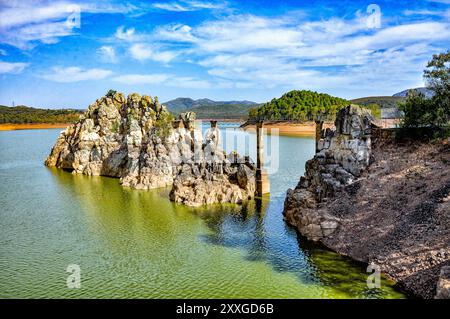 Das Reservoir García Sola, das durch die Stauung des Guadiana-Flusses entstanden ist, befindet sich in der Stadt Talarrubias in der autonomen Gemeinde Extremadura Stockfoto