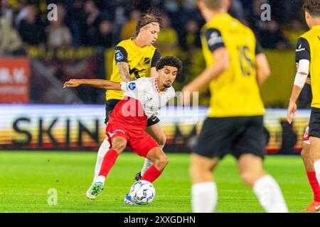 Breda, Niederlande. August 2024. BREDA, NIEDERLANDE - 24. AUGUST: Elias Mar Omarsson vom NAC Breda kämpft um den Ball mit Zidane Iqbal vom FC Utrecht während des niederländischen Eredivisie-Spiels zwischen NAC Breda und FC Utrecht am 24. August 2024 im Rat Verlegh Stadion in Breda. (Foto: Joris Verwijst/Orange Pictures) Credit: dpa/Alamy Live News Stockfoto