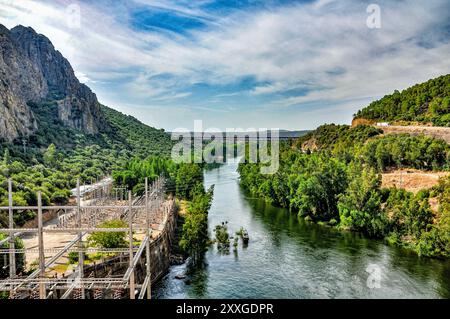 Das Reservoir García Sola, das durch die Stauung des Guadiana-Flusses entstanden ist, befindet sich in der Stadt Talarrubias in der autonomen Gemeinde Extremadura Stockfoto