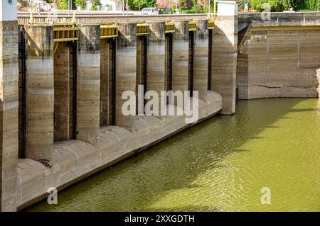 Das Reservoir García Sola, das durch die Stauung des Guadiana-Flusses entstanden ist, befindet sich in der Stadt Talarrubias in der autonomen Gemeinde Extremadura Stockfoto