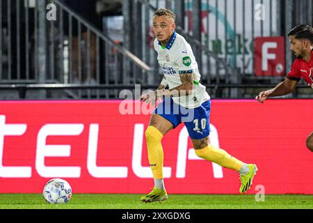 Almere, Niederlande. August 2024. ALMERE, NIEDERLANDE - 24. AUGUST: Noa lang von PSV Dribbles während des niederländischen Eredivisie-Spiels zwischen Almere City FC und PSV im Yanmar Stadion am 24. August 2024 in Almere, Niederlande. (Foto von Patrick Goosen/Orange Pictures) Credit: Orange Pics BV/Alamy Live News Stockfoto