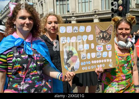 Zu Beginn des Londoner Trans+ Pride marsches treten marschierer für mehr Transgender-Rechte ein. Der marsch begann am Langham Place and End Stockfoto