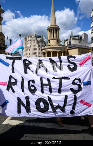 Zu Beginn des Londoner Trans+ Pride marsches treten marschierer für mehr Transgender-Rechte ein. Der marsch begann am Langham Place and End Stockfoto