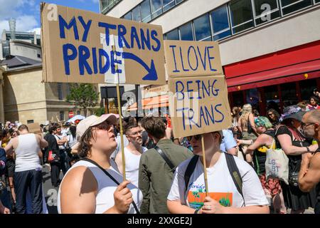 Zu Beginn des Londoner Trans+ Pride marsches treten marschierer für mehr Transgender-Rechte ein. Der marsch begann am Langham Place and End Stockfoto