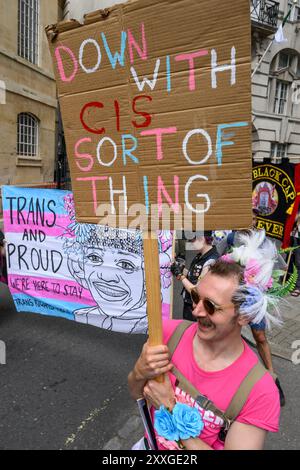 Zu Beginn des Londoner Trans+ Pride marsches treten marschierer für mehr Transgender-Rechte ein. Der marsch begann am Langham Place and End Stockfoto