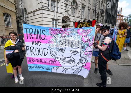 Zu Beginn des Londoner Trans+ Pride marsches treten marschierer für mehr Transgender-Rechte ein. Der marsch begann am Langham Place and End Stockfoto